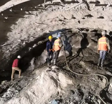 叠彩拱顶带模注浆料的施工流程及注意事项